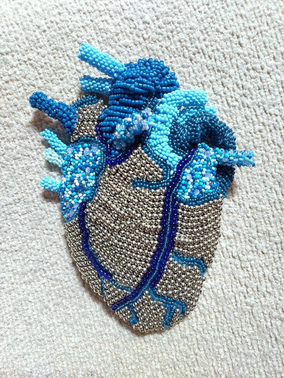 Corazón bordado con abalorios azules y perlas plateadas