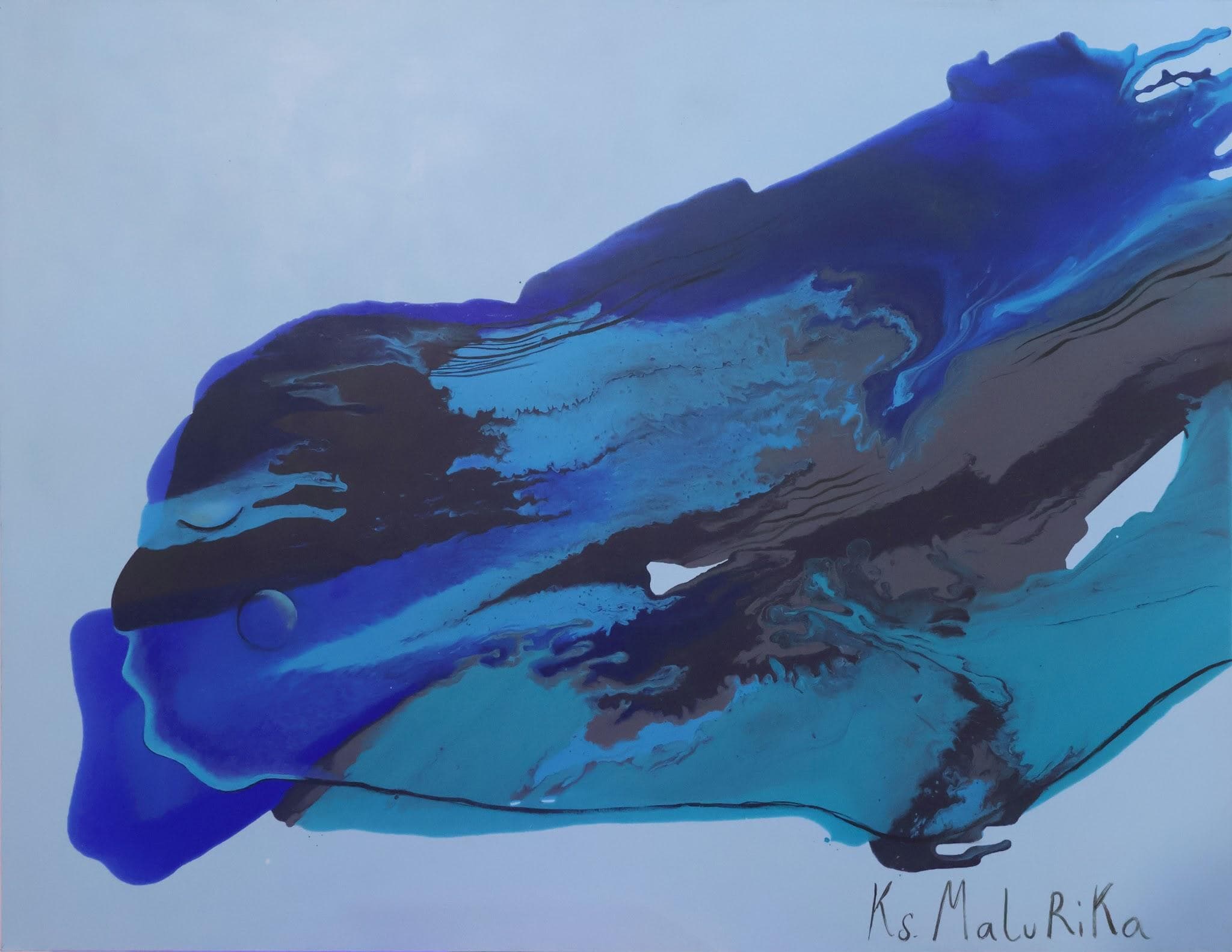 Una forma azul que fluye sobre fondo gris violeta