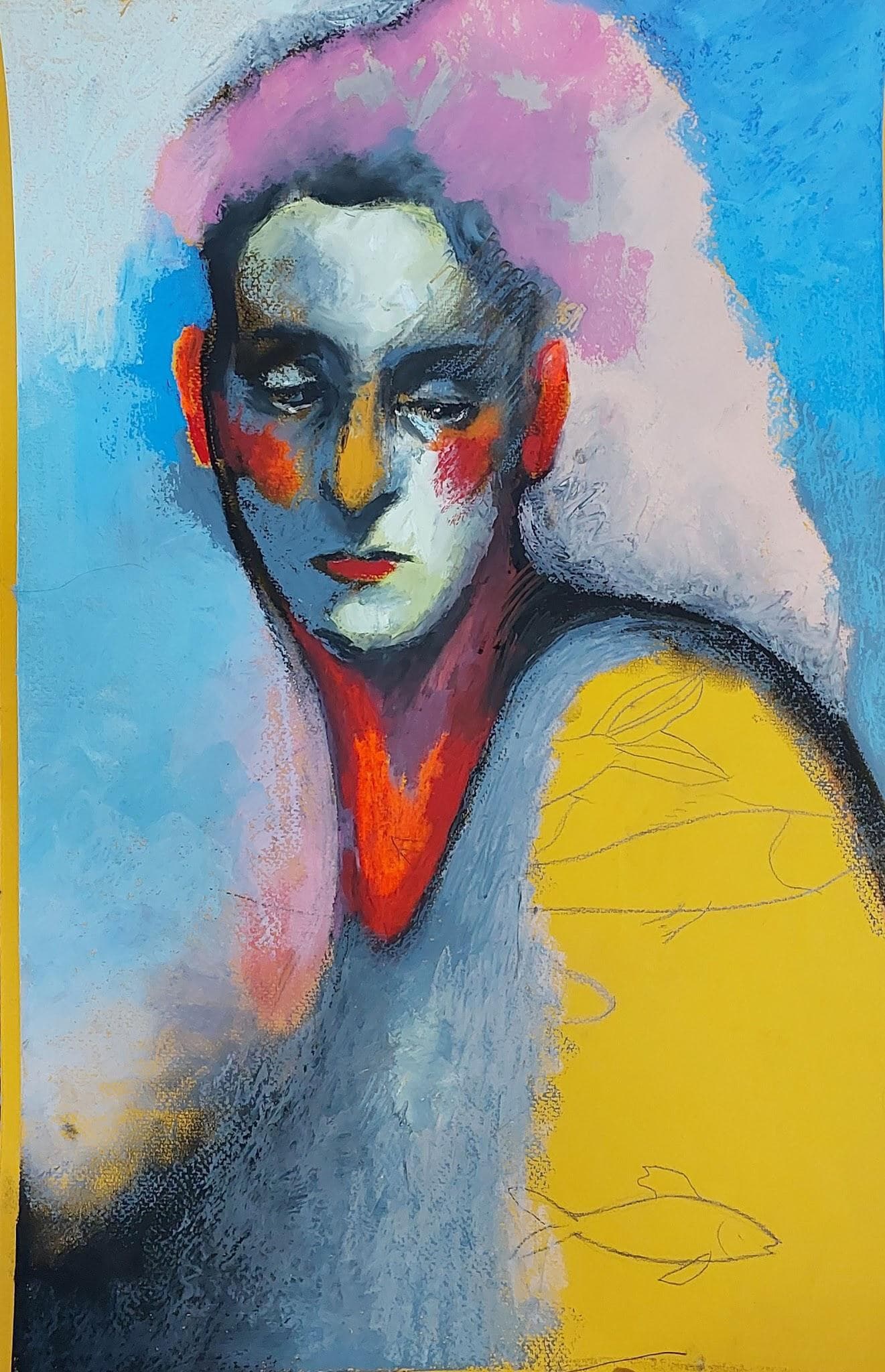Retrato de mujer con pelo rosa y mejillas rojas sobre azul y amarillo