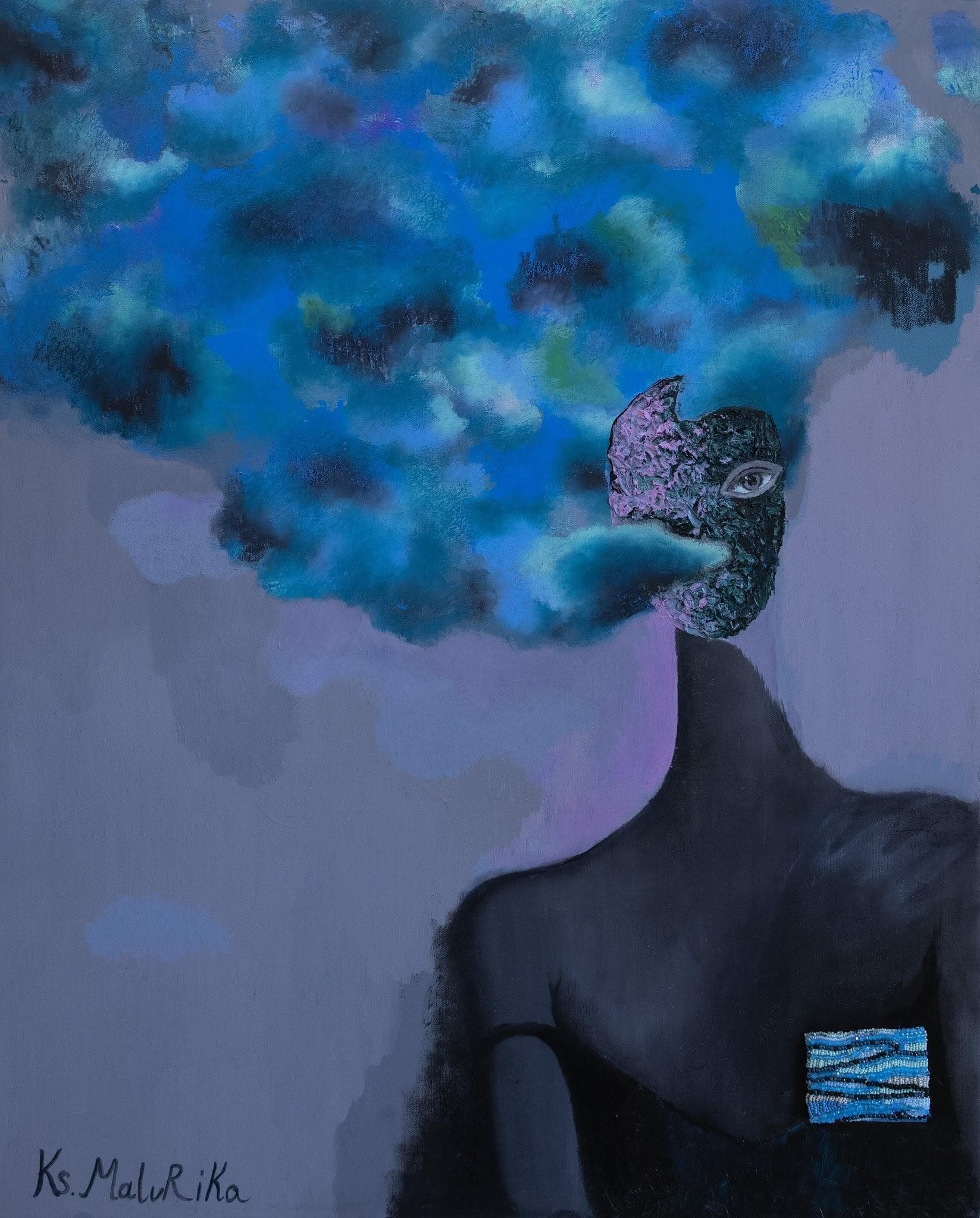 Figura cuya cabeza es un cielo azul con nubes y un pez